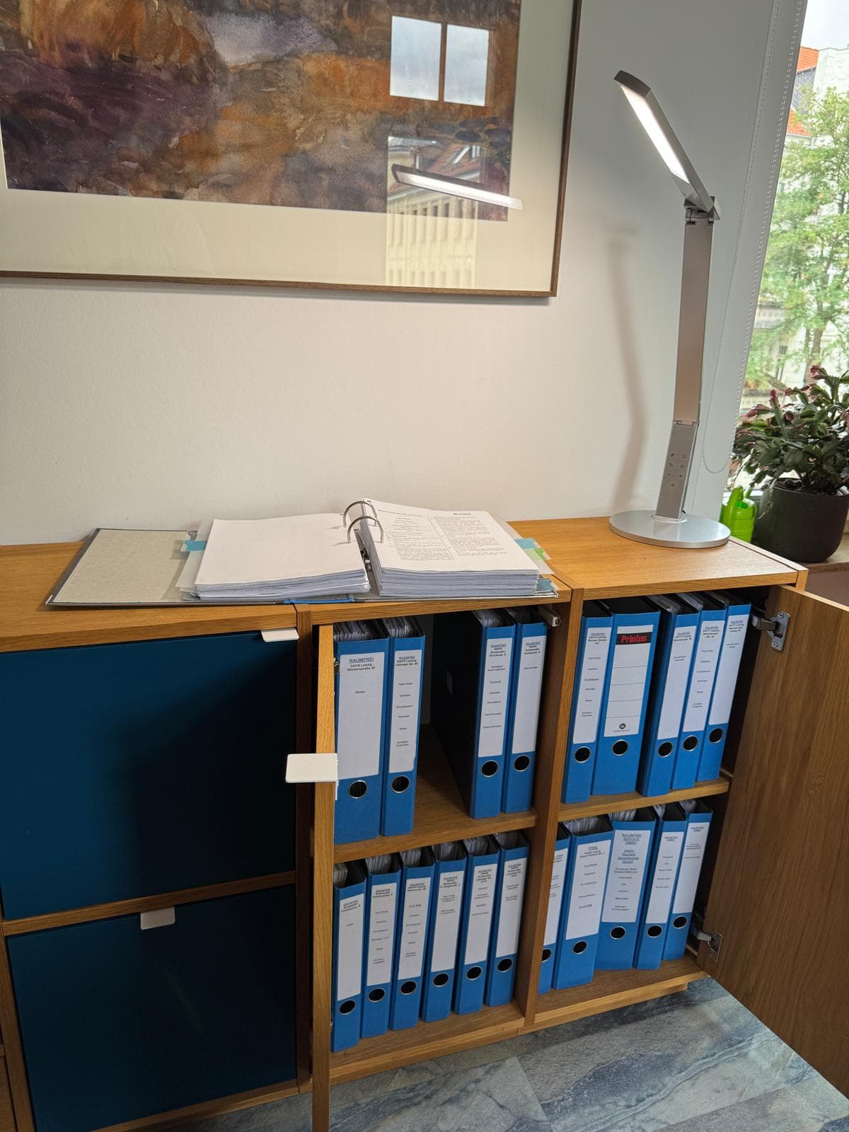Geöffneter Aktenschrank mit Ordnern zu den einzelnen Objekten